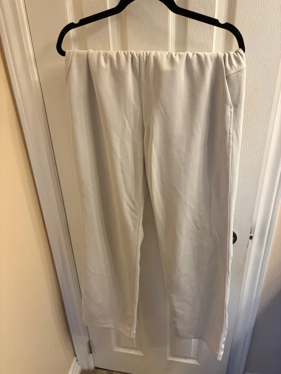 Lululemon Softstreme Pant in Bone - Picture 2 of 6